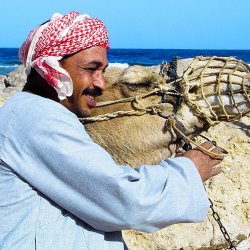Sudanese umarmt sein Kamel